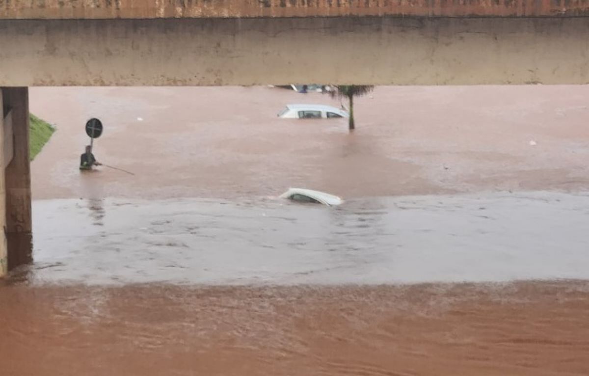 Chuva forte alaga Anel Viário e cobre carros em Aparecida